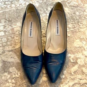 Manolo Blahnik navy hills size 39